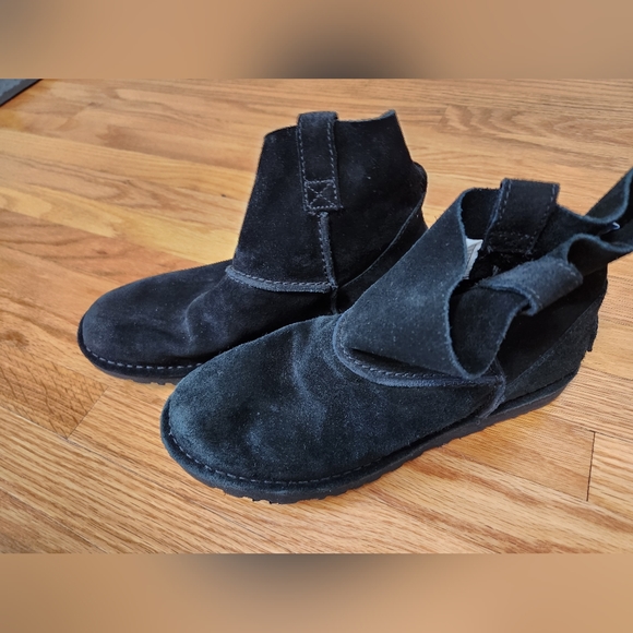 UGG Women's Classic Unlined Mini Perf Boots size 7 in black - Picture 3 of 11